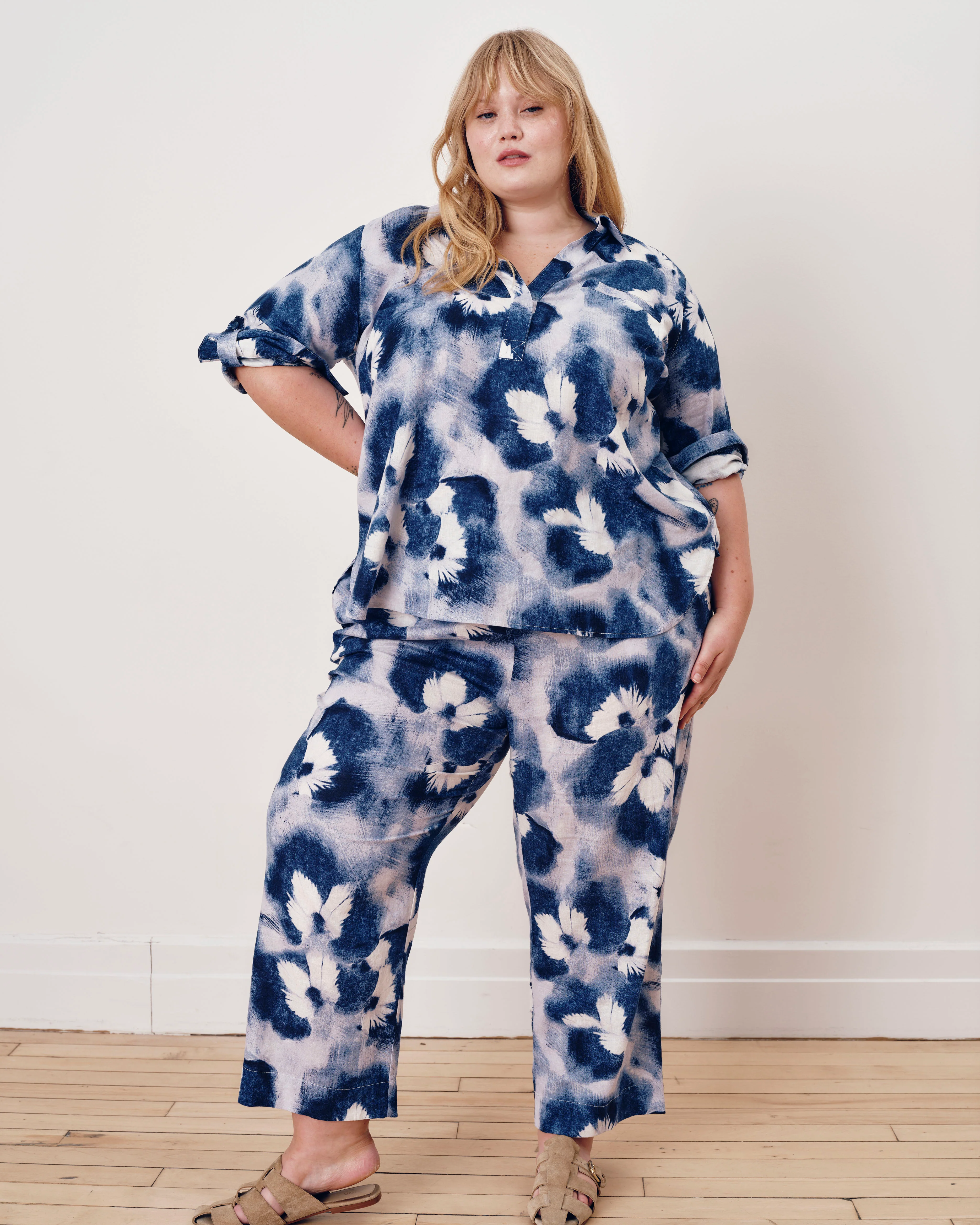 Button Back Linen Polo Shirt - Blue Pressed Flower Print - Image 3