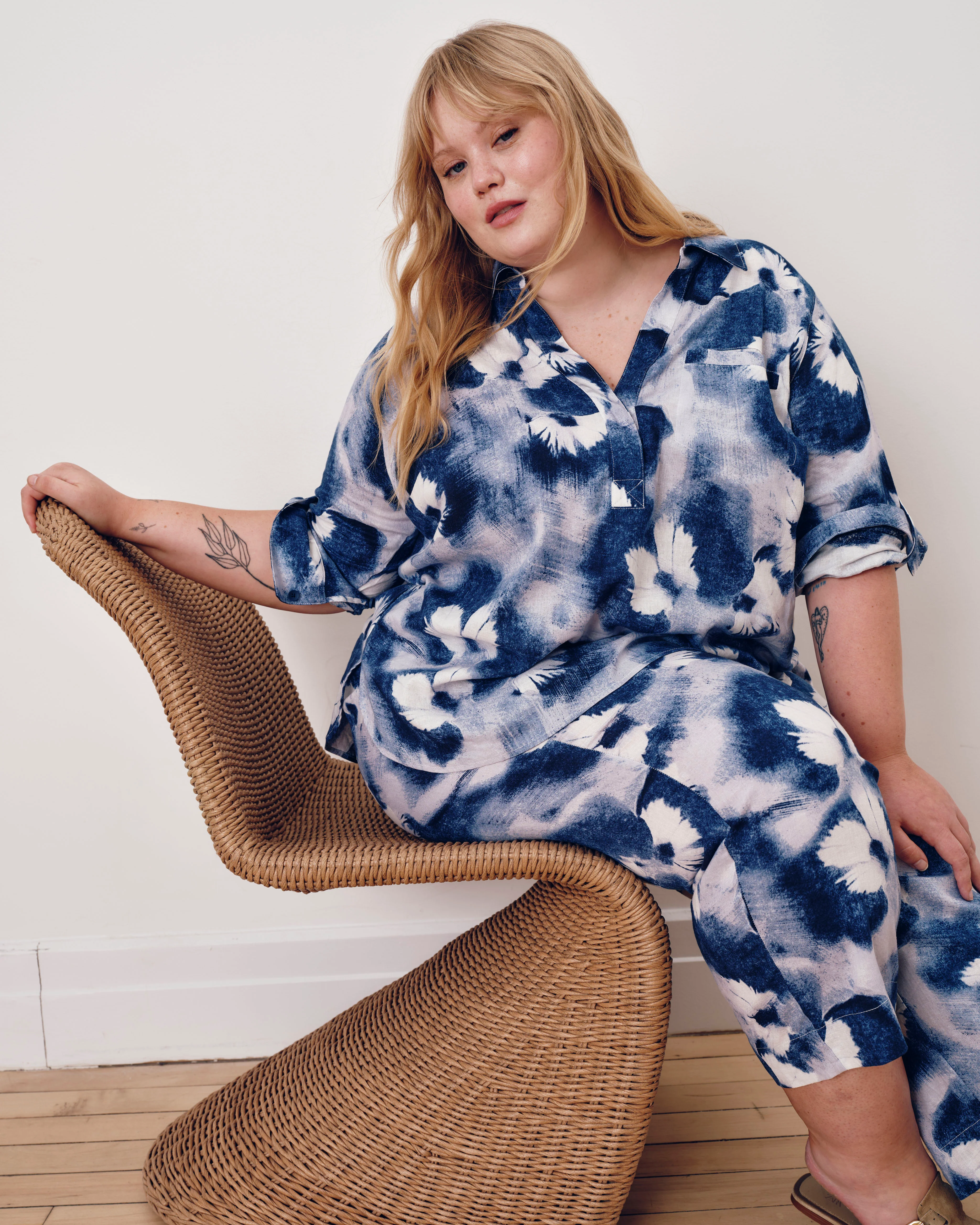 Button Back Linen Polo Shirt - Blue Pressed Flower Print - Image 4