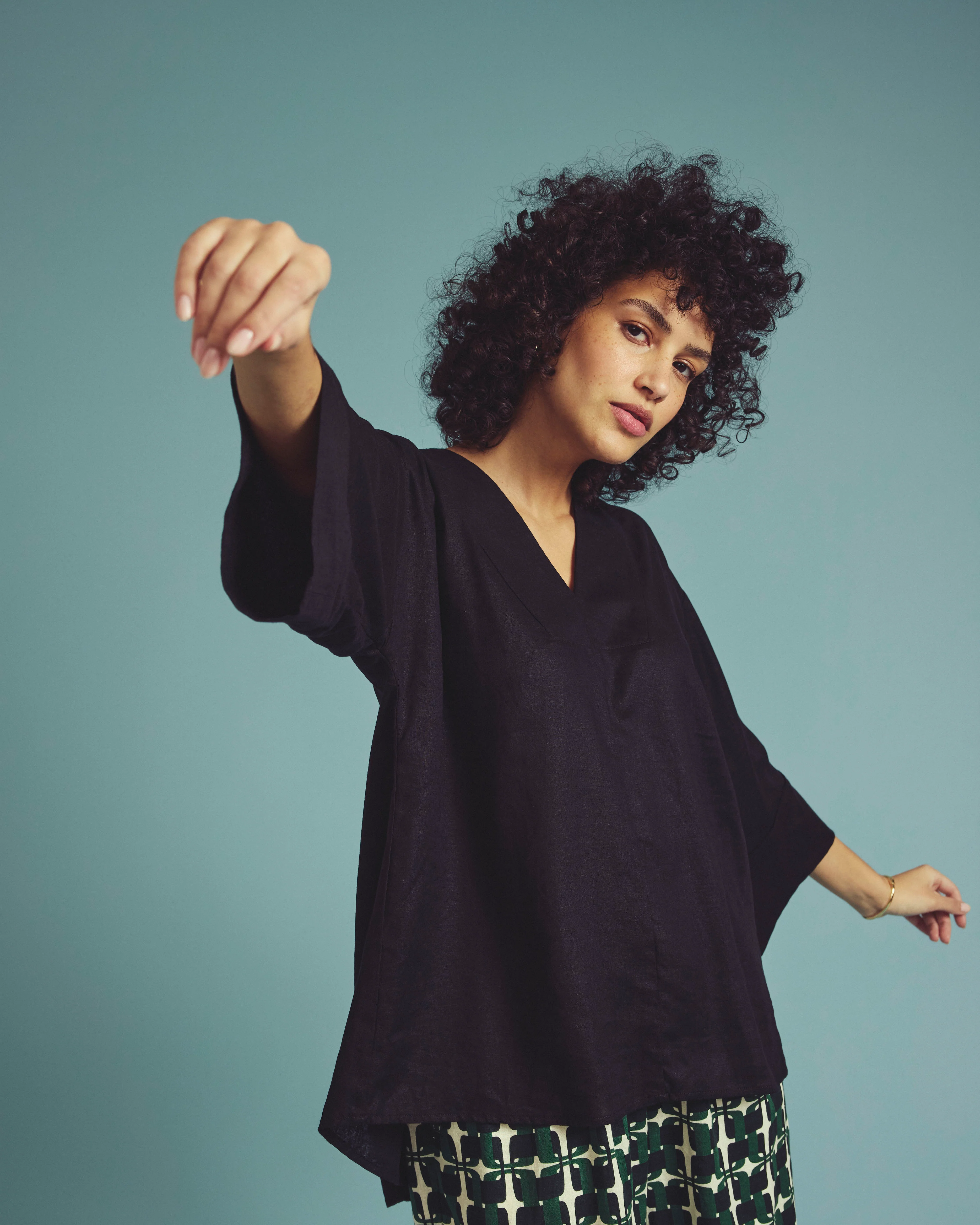 Elio V-Neck Linen Top - Black